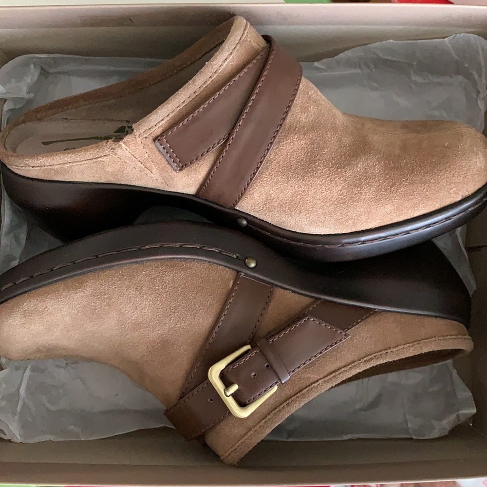 Easy Spirit mules w 2.5” heel - Picture 9 of 9
